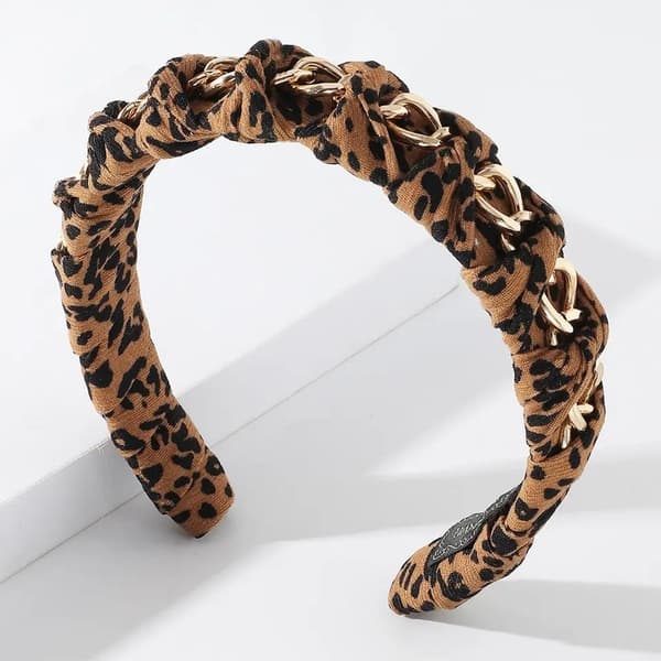 Glamorøst tiara med gullkjede og leopardmønster for unik stil