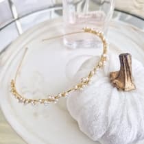 Boho Guld Diadem Hårsmycke Håraccessoar Hårband med Vita Pärlor