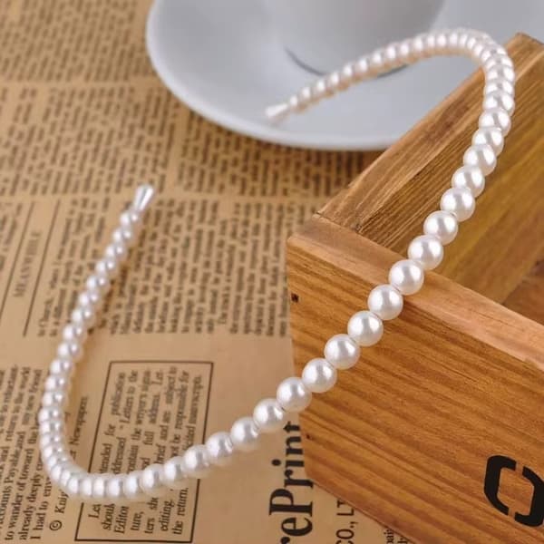 Elegant perle-tiara med hvide imiterede perler - Klassisk hårtilbehør til fester og bryllupper