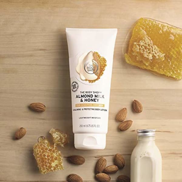 The Body Shop Mandelmjölk och Honung Kroppslotion - Återfuktande och Fuktighetsgivande Hudvård för Torr och Känslig Hy - Hypoallergen - 67