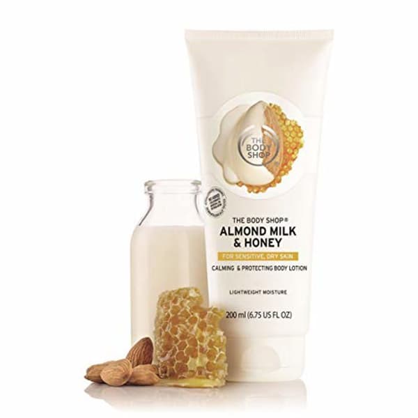 The Body Shop Mandelmjölk och Honung Kroppslotion - Återfuktande och Fuktighetsgivande Hudvård för Torr och Känslig Hy - Hypoallergen - 67