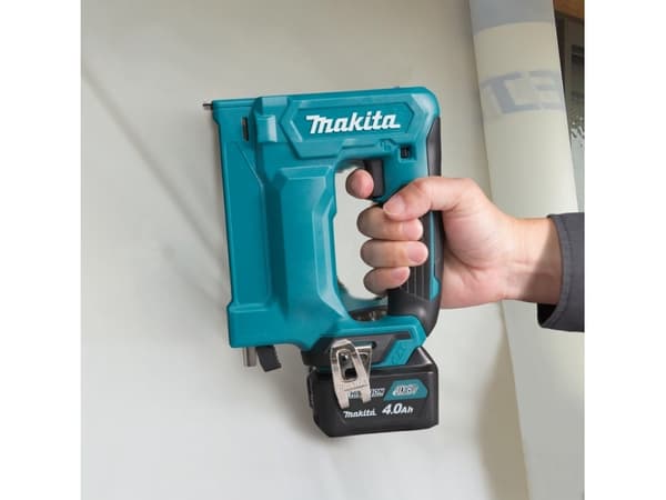 Makita ST113DSMJ - Tacker - sladdlös - 2 batterier, laddare medföljer - 12 V