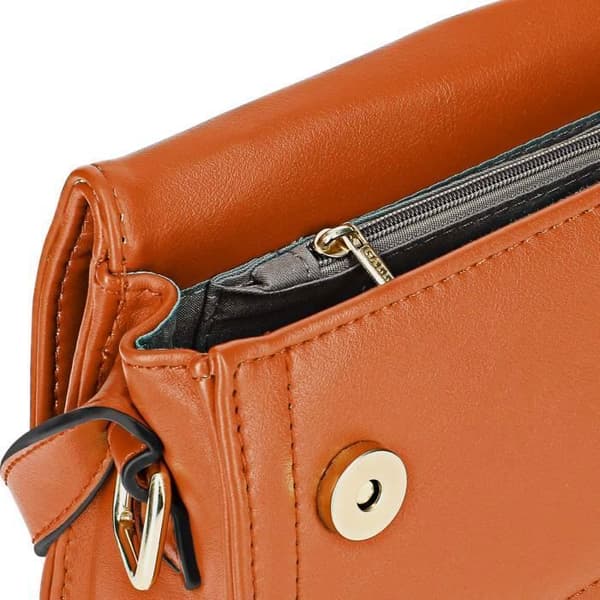 Crossbody handväska i konstläder - Gallantry - Brun - Liten väska med fack och innerficka