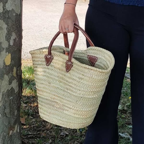 Flätad korg strandväska i naturliga palmblad med läderhandtag
