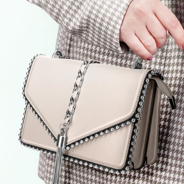 Trendig handväska med metallkedjehandtag Gallantry Beige