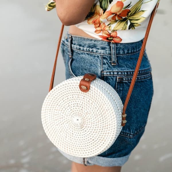 Rootz rund rottingväska Vit handgjord Crossbody-väska med syntetiska läderremmar Axelväska Boho Bali Bag SENJA (vit)