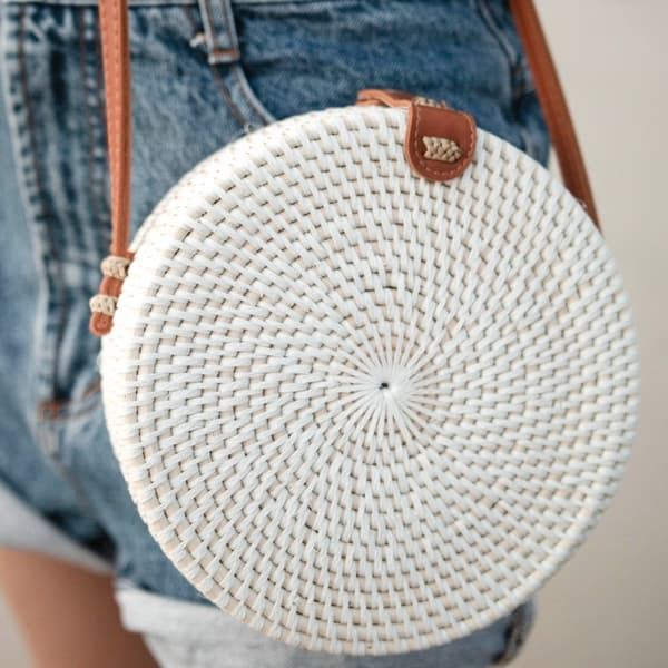 Rootz rund rottingväska Vit handgjord Crossbody-väska med syntetiska läderremmar Axelväska Boho Bali Bag SENJA (vit)