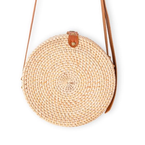 Rootz Rund Rattan Taske Beige Håndlavet Crossbody Taske med Syntetiske Læder Remme Skuldertaske Boho Bali Taske SENJA (naturlig)