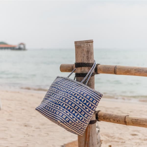 Rootz blå indkøbstaske | Strandtaske | Mulepose KIDUL lavet af rattan