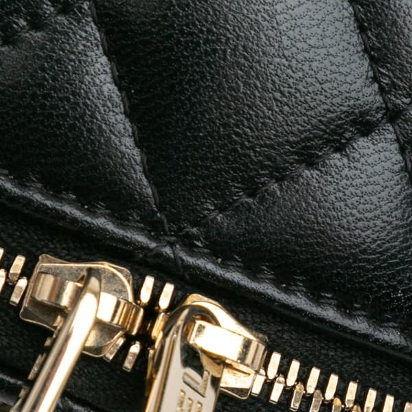 Pre-owned Chanel CC Quilted Lambskin Oval Top Handle Clutch Black