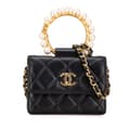 Miniatyrbillede 1 af 10: Pre-owned Chanel Quilted Lambskin Pearl Crown Clutch On Chain Black