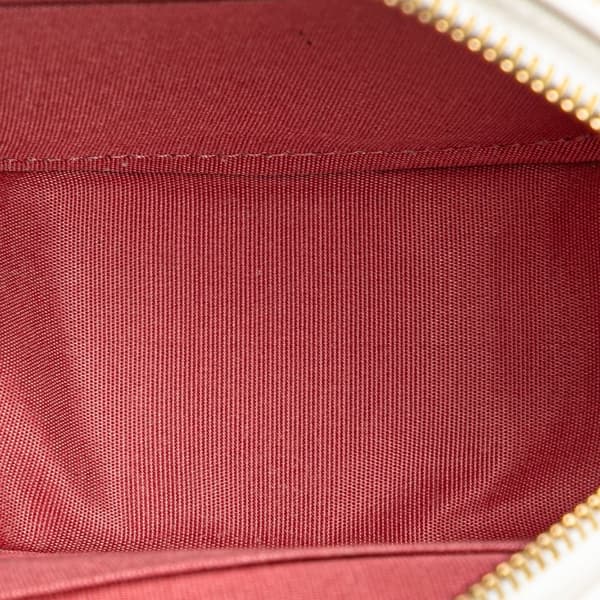 Pre-owned Chanel Lambskin 19 Round Clutch with Chain White