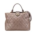 Miniatyrbillede 1 af 10: Pre-owned Chanel Quilted Glazed Calfskin Gold Bar Tote Brown