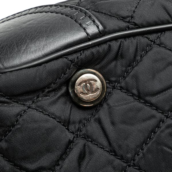 Pre-owned Chanel Paris New York Quilted Nylon Duffle Handbag Black