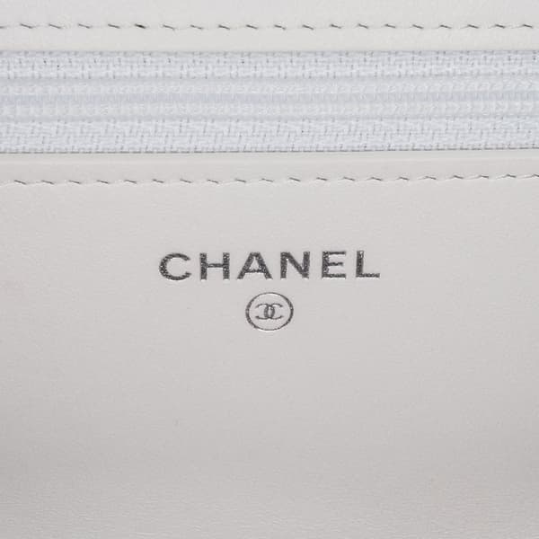 Pre-owned Chanel Quilted Lambskin 19 Wallet on Chain White
