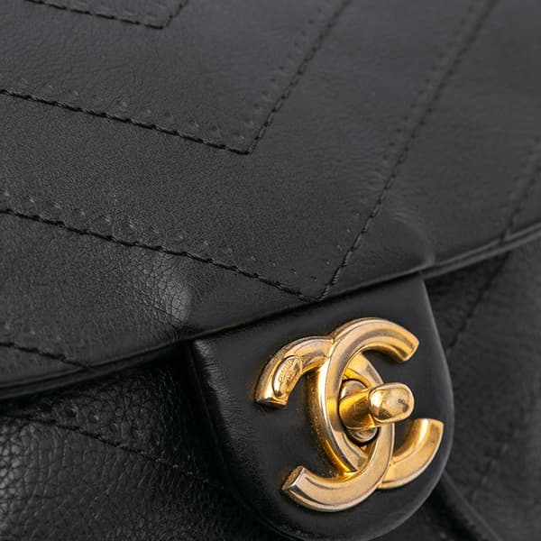 Pre-owned Chanel CC Chevron Lambskin Round Flap Satchel Black