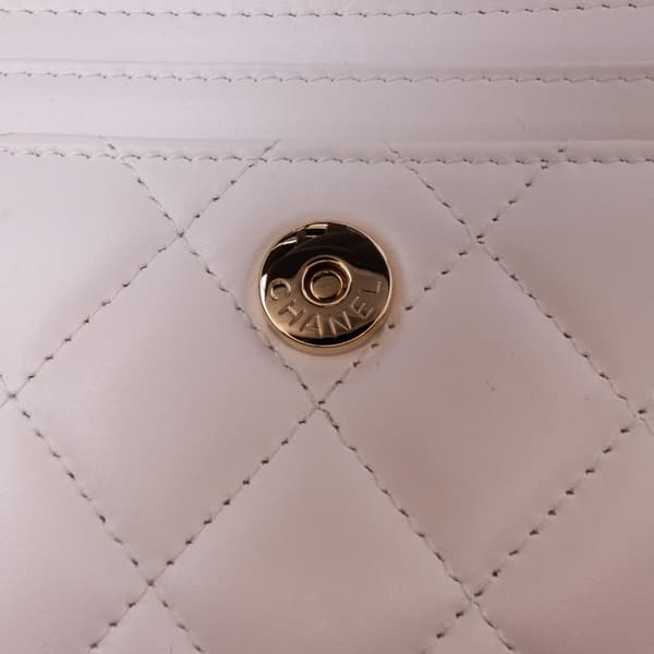 Pre-owned Chanel Mini CC Quilted Lambskin Kiss Lock Frame Top Handle Clutch with Chain White