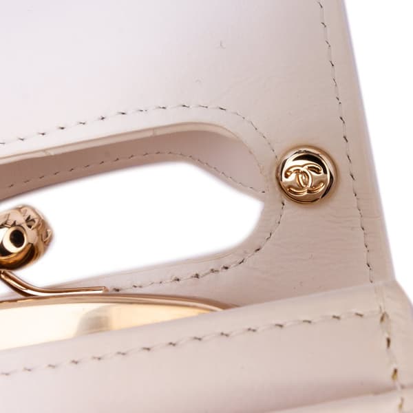 Pre-owned Chanel Mini CC Quilted Lambskin Kiss Lock Frame Top Handle Clutch with Chain White