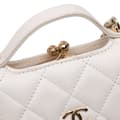 Pikkukuva 9 / 10: Pre-owned Chanel Mini CC Quilted Lambskin Kiss Lock Frame Top Handle Clutch with Chain White