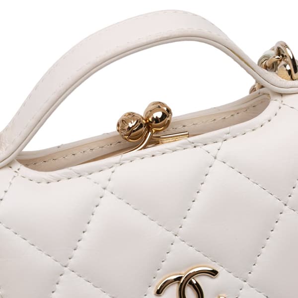 Pre-owned Chanel Mini CC Quilted Lambskin Kiss Lock Frame Top Handle Clutch with Chain White