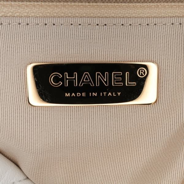 Pre-owned Chanel Maxi Lambskin 19 Flap White