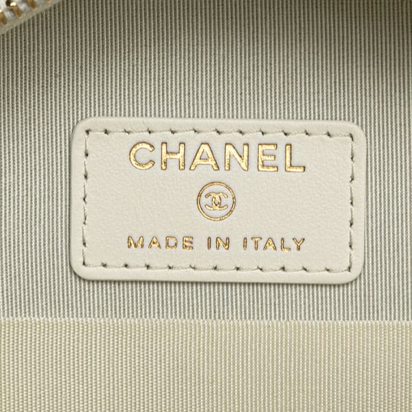 Pre-owned Chanel Lambskin 19 Round Clutch with Chain White