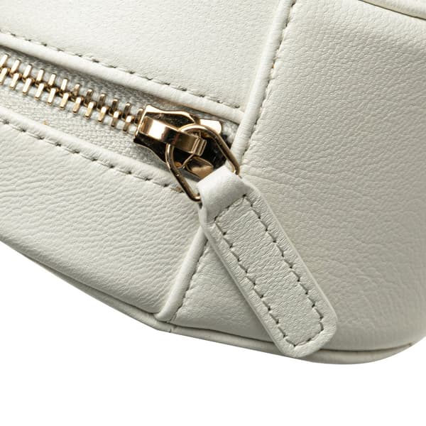 Pre-owned Chanel Lambskin 19 Round Clutch with Chain White