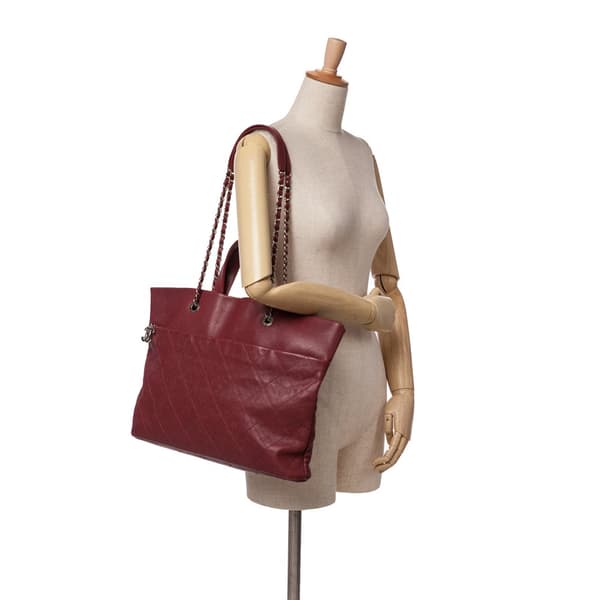 Pre-owned Chanel CC Quilted Caviar Tote Red
