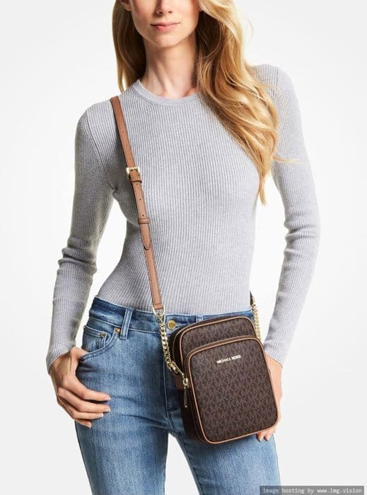 Michael kors handväska - 35F1GTVC2B-200 - Jet Set Travel Signature PVC-axelväska med medium logotyp