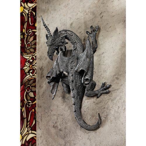 Väggskulptur - Design Toscano - Devonshire horned drake - Grå - 18 x 11,5 x 34,5 cm - 1,25 kg
