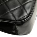 Miniatyrbillede 10 af 10: Pre-owned Chanel CC Quilted Lambskin Kiss Lock Frame Top Handle Bag Black