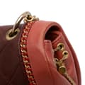 Miniatyrbillede 9 af 10: Pre-owned Chanel Small Quilted Lambskin Chain Detail Saddle Bag Red