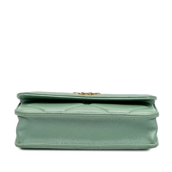 Pre-owned Chanel Quilted Lambskin 19 Wallet on Chain Green
