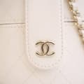 Miniatyrbild 8 av 10: Pre-owned Chanel Mini Quilted Lambskin CC Allure Vanity Case White