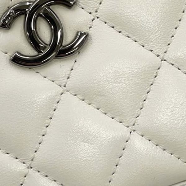 Pre-owned Chanel CC Quilted Lambskin Chain Top Handle Vanity Bag White