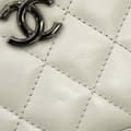 Pikkukuva 9 / 10: Pre-owned Chanel CC Quilted Lambskin Chain Top Handle Vanity Bag White