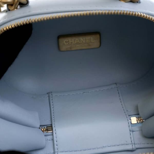 Pre-owned Chanel Quilted Lambskin CC Bubble Vanity Case With Chain Blue