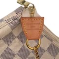 Miniatyrbillede 5 af 10: Pre-owned Louis Vuitton Damier Azur Mini Pochette Accessoires White