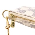Miniatyrbillede 7 af 10: Pre-owned Louis Vuitton Damier Azur Mini Pochette Accessoires White