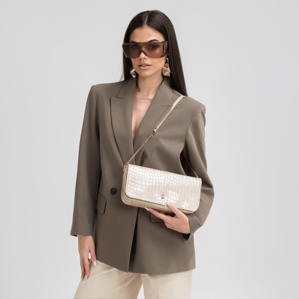 CLARA - Beige håndtaske i lakeret læder