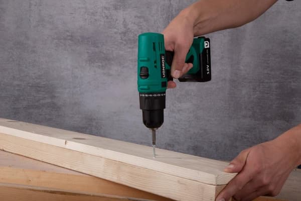 VONROC Bore-/skruemaskine 12V | Inkl. akku og oplader | Inkl. 46 dele tilbehør