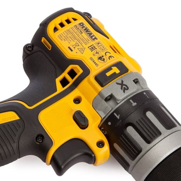 Paket med 2 18V XR-verktyg (DCD796 + DCG405) + 2 5Ah-batterier + laddare + T-STAK-låda - DEWALT