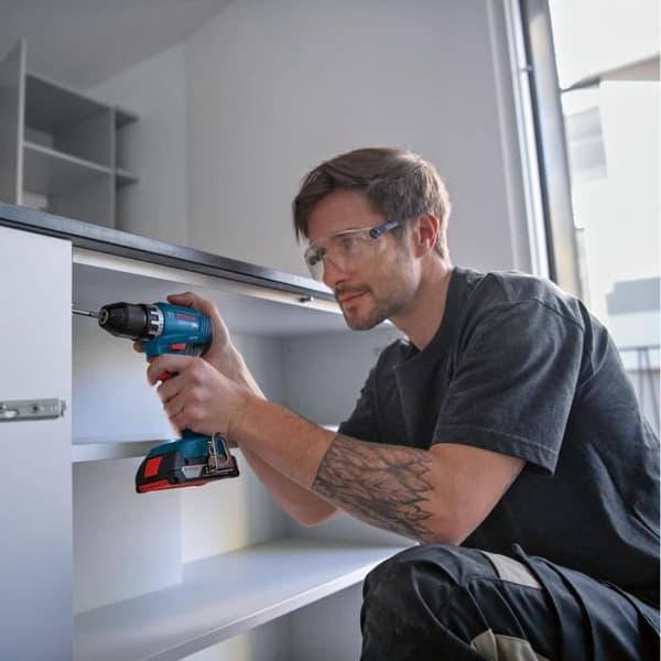 Bosch professionell GSR 18V-borrmaskin + 2 batterier 2,0Ah + laddare + 82 delar, i L-fodral