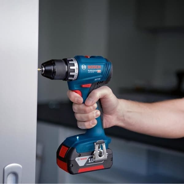 Bosch professionell GSR 18V-borrmaskin + 2 batterier 2,0Ah + laddare + 82 delar, i L-fodral