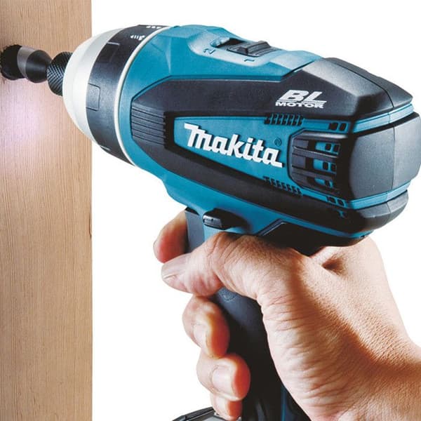 MULTIFUNKTIONSSKRUVMASKIN 18V DTP141RTJ MAKITA 2 batterier 5Ah + batteriladdare