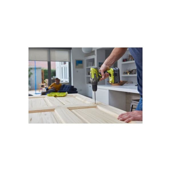 RYOBI One+ 18V borrskruvdragare - 1 4,0 Ah batteri - 1 1,5 Ah batteri - 1 laddare - 1 tillbehörslåda - R18DD3-2415BSA31