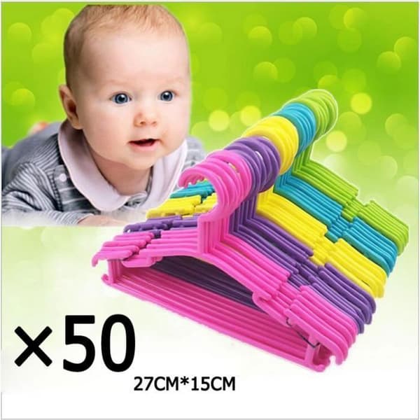 Förpackning med 50 plasthängare för baby och barn på krok - 5 färger - 27 x 15 cm