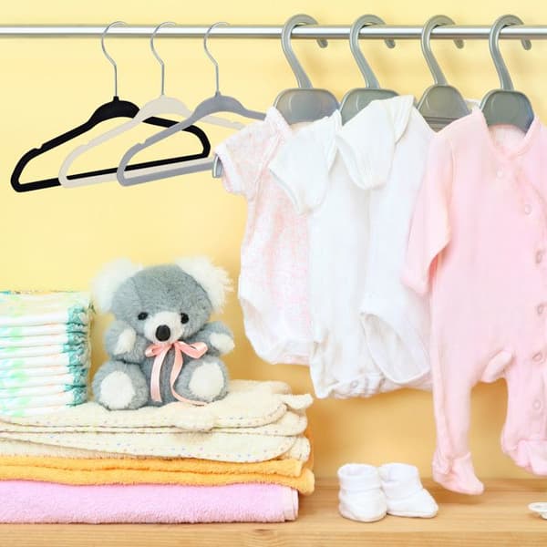 Relaxdays barngalgar, set med 50 sammet, dekorativa babygalgar för skjortor, halkfri roterande krok, beige