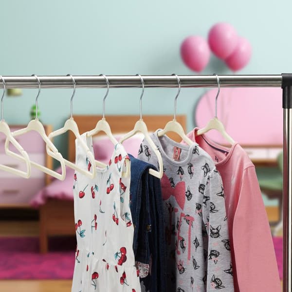 Relaxdays barngalgar, set med 50 sammet, dekorativa babygalgar för skjortor, halkfri roterande krok, beige