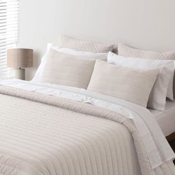 Överkast - PIERRE CARDIN - Beige - 250 x 270 cm - Fin stoppning - 2 kuddfodral ingår